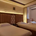 Golden Pyramids Inn