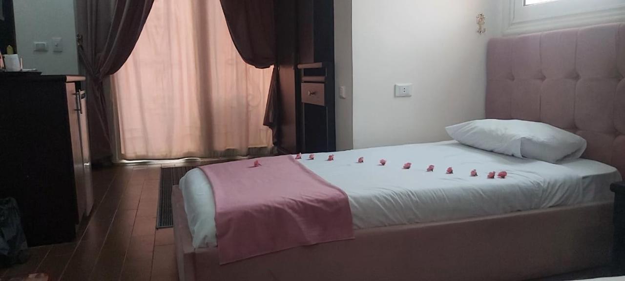 Golden Pyramids Bed & Breakfast *