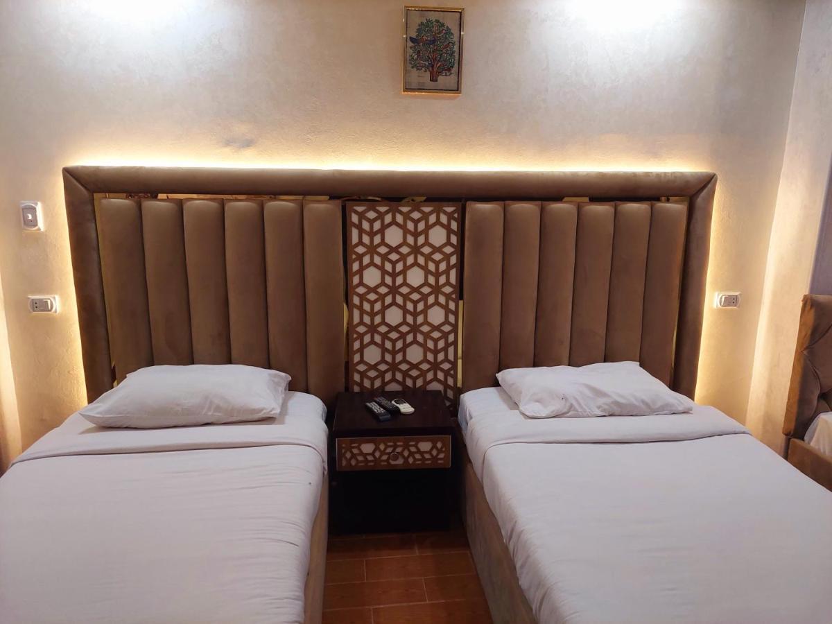 Golden Pyramids Bed and breakfast *